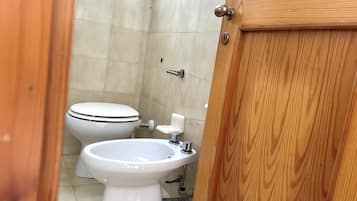 Douche, bidet, serviettes fournies