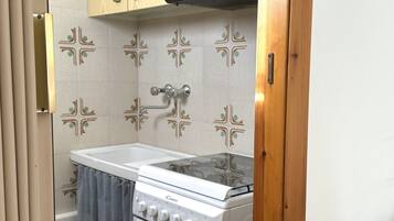 Shower, bidet, towels