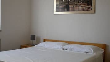 1 bedroom, bed sheets