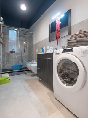 Shower, bidet - Apartament Family Space (Ceriale)