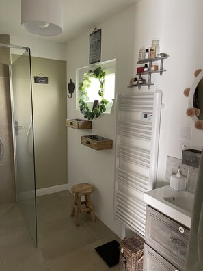 Dusche, Haartrockner, Handtücher, Seife
