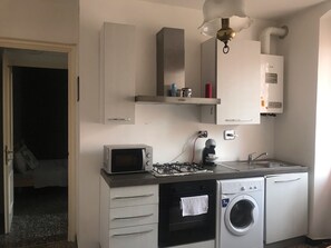 Kühlschrank, Mikrowelle, Ofen, Herdplatte