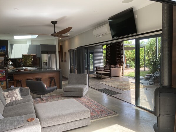 Smart TV, fireplace, Netflix, streaming services