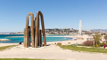 Una spiaggia nelle vicinanze