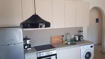 Jääkaappi, uuni, liesi, kahvin-/teenkeitin