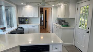 KĂŒhlschrank, Mikrowelle, Ofen, Herdplatte