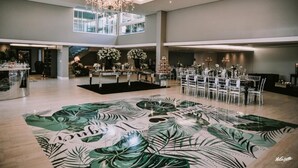 A spacious hall with a high ceiling, a chandelier, and a large floral-patterned carpet. - Hotel Alvorada (Concordia)