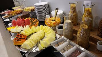 Café da manhã com buffet grátis todos os dias