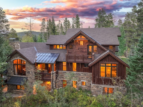 Bear Tracks Lodge: Hot tub, Theatre, Pool Table, Steam Room, Gas Grill