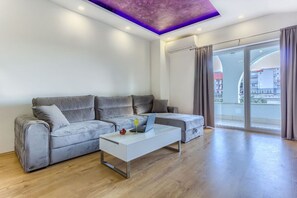 Smart TV, fireplace, Netflix, streaming services - New, modern apartment with HOT TUB (Podstrana)