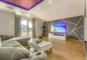 Smart TV, fireplace, Netflix, streaming services - New, modern apartment with HOT TUB (Podstrana)