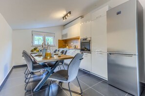 Fridge, microwave, oven, stovetop - New, modern apartment with HOT TUB (Podstrana)