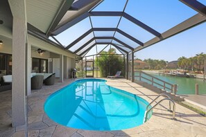 حمّام سباحة مُدفَّأ