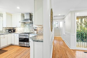 冷蔵庫、電子レンジ、オーブン、コンロ