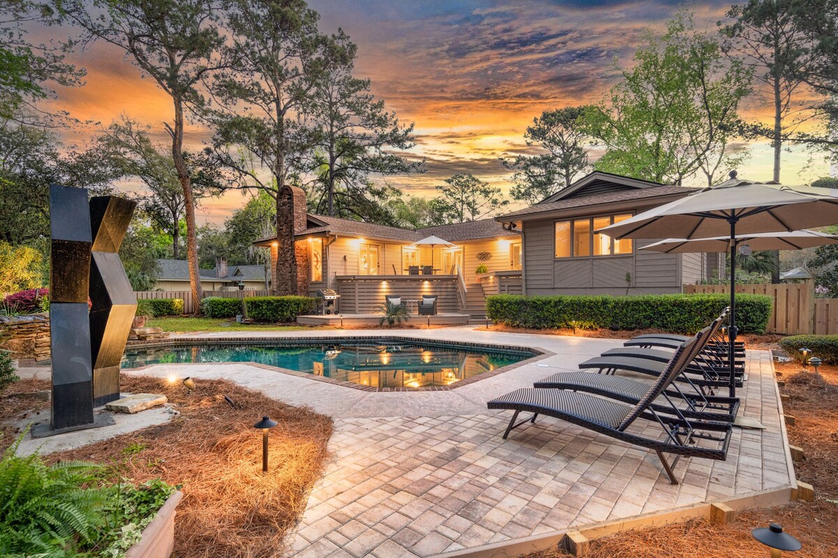 8 Heritage Road: A BESTNEST by Beverly Serral *Private Pool* and fenced yard