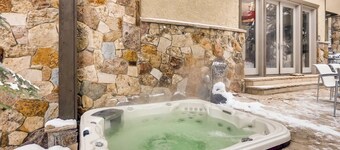 West Vail Retreat | Hot Tub & Free Village Parking | 5 Mins to Mountain