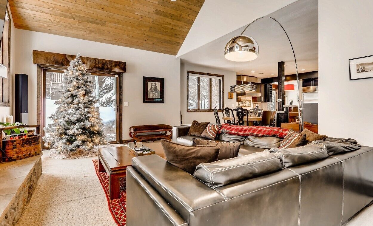 Smart TV, fireplace, stereo