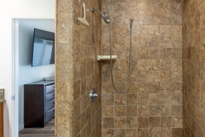Shower, hair dryer, towels - Risky Business – Retro Cool Palm Springs (Palm Springs)