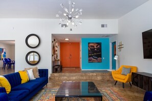 Smart TV, fireplace, table tennis - Risky Business – Retro Cool Palm Springs (Palm Springs)