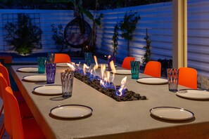 Outdoor dining - Risky Business – Retro Cool Palm Springs (Palm Springs)