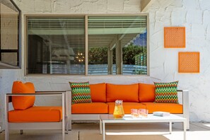 TV connectée, cheminée, table de tennis de table