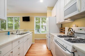 Geschirrspüler, Wasserkocher mit Kaffee-/Teezubehör