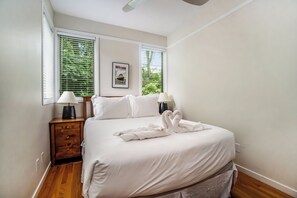 A hotel room with a neatly made bed, two bedside lamps, a framed picture on the wall, and a window with blinds. - 🏖️Sleepy Hollow Beach Resort, Cottage 3C – Family Fun on Lake Michigan! (South Haven)