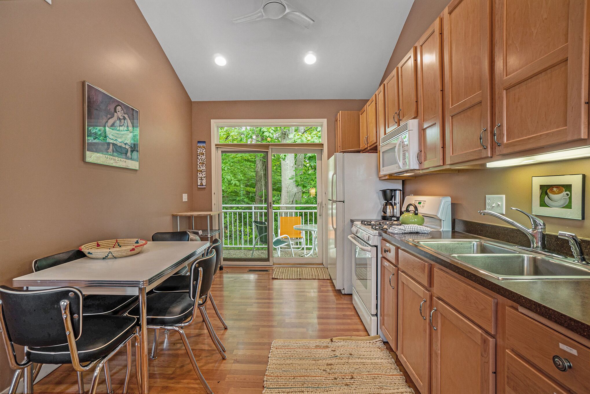 Cafetière/bouilloire, batterie de cuisine, vaisselle et ustensiles