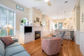 Smart TV, fireplace
