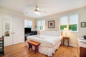 A bedroom with a bed, bedside tables, a ceiling fan, and a window with blinds. - 🏖️Sleepy Hollow Beach Resort, Gateway 50 – Family Fun on Lake Michigan! (South Haven)