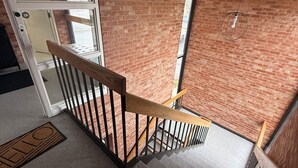 Un escalier avec une rampe en bois menant à un niveau inférieur.