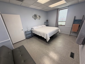 5 bedrooms, desk, iron/ironing board, free WiFi
