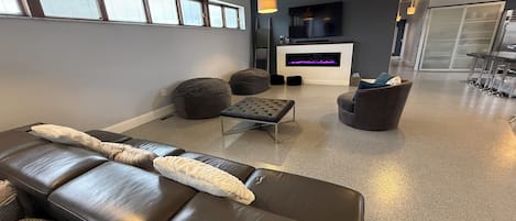 Smart TV, chimenea, videojuegos y futbolito