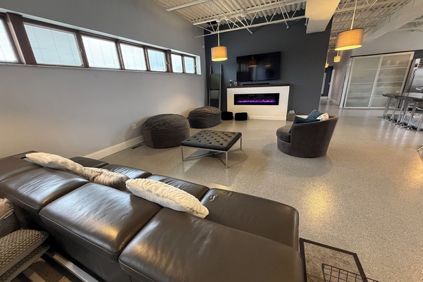 Una Smart TV, una chimenea, videojuegos, un futbolín