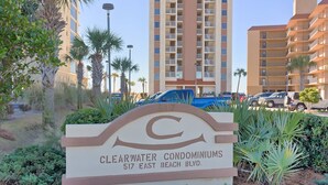 Un panneau indiquant les résidences Clearwater, situées au 517, boulevard East Beach.