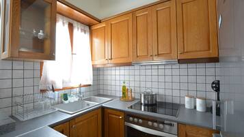 Apartamento conforto | Cozinha privada | Geladeira, chaleira elétrica, cadeirão de bebê, mesas de jantar