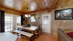 Cabane, 3 chambres | Restauration