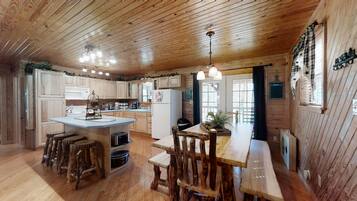 Cabin, 3 Bedrooms | Private kitchen | Fridge, microwave, oven, coffee/tea maker