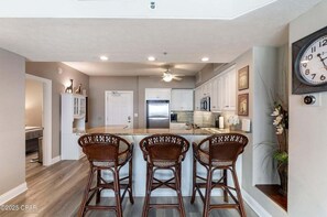 Condo, 2 chambres | Cuisine privée | Réfrigérateur, un four, cafetiÚre-théiÚre, grille-pain