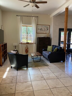 TV, books - Ski Discount! Casita with Super Fast WiFi, A/C, Private Patio and Parking. (Santa Fe)