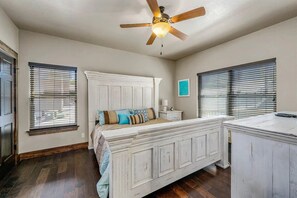 Interior - 8 Bedroom Lakefront Home + dock (Branson)