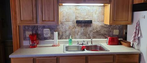 Jääkaappi, mikroaaltouuni, liesi, kahvin-/teenkeitin