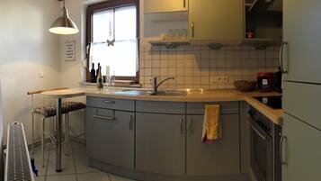 Kühlschrank, Ofen, Herdplatte, Wasserkocher mit Kaffee-/Teezubehör