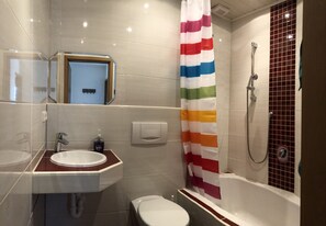 Ducha y bañera combinadas, jabón y papel higiénico