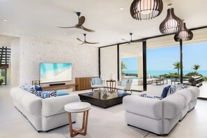 TV, stereo - Clevelander (Long Bay)