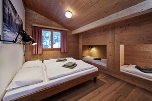 Tabla de planchar con plancha, wifi gratis, ropa de cama