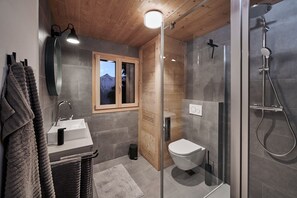 Ducha y bañera combinadas, secador de pelo, toallas y papel higiénico