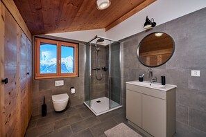 Ensemble baignoire-douche, séchoir à cheveux, serviettes fournies