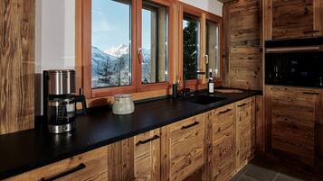 Jääkaappi, mikroaaltouuni, uuni, liesi