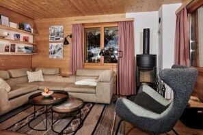 Fernseher, Kamin, Stereoanlage